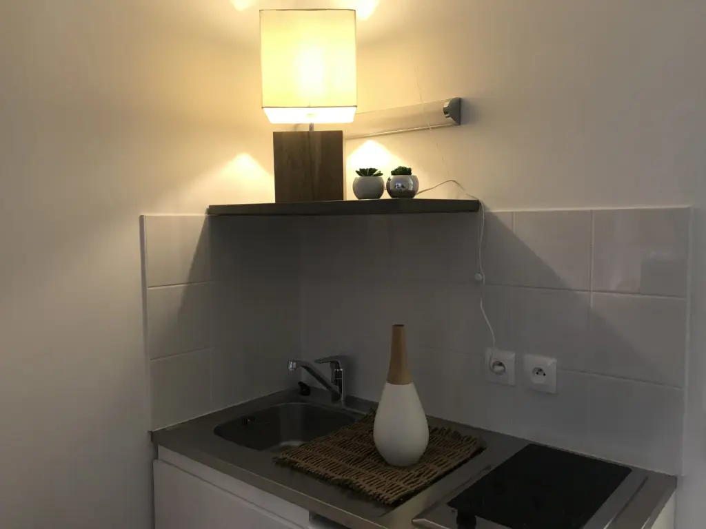 Espace bureau et rangements du studio T1